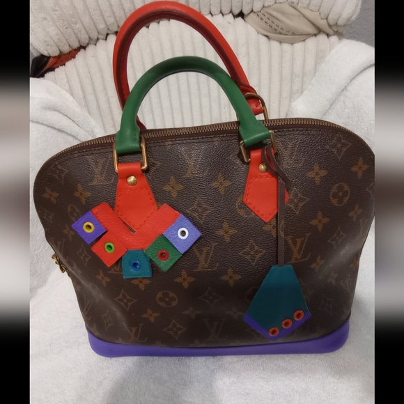 Louis Vuitton - Picture 1 of 16